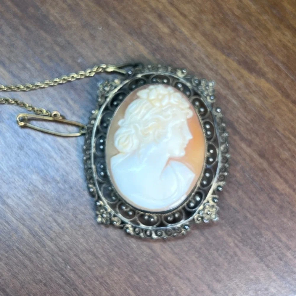 Vtg Hand Carved Shell Cameo Brooch Pendant Gold Tone Filigree Frame Safety Chain